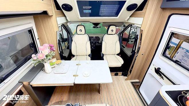 这款飞翔T8铁C房车如何做到“配置拉满”？开元棋牌网站福特23T动力+无接缝车身！(图5)