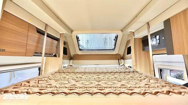 这款飞翔T8铁C房车如何做到“配置拉满”？开元棋牌网站福特23T动力+无接缝车身！(图3)